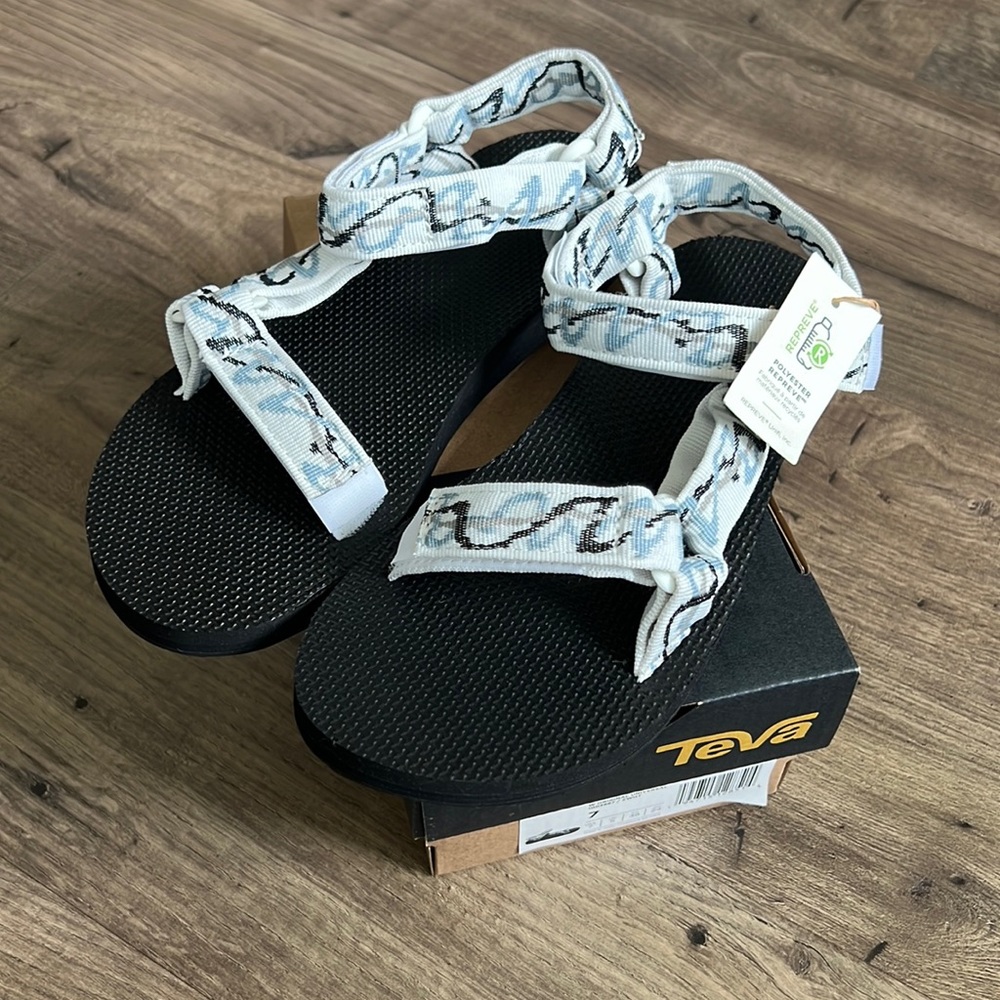 Teva Original Universal, US Womens 7, new in box